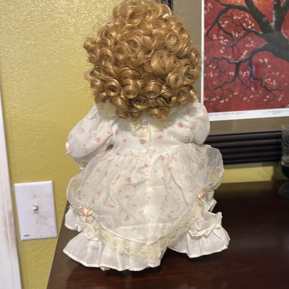 Porcelain doll - Picture 2 of 3